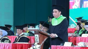 KH Zulfa Mustofa Dianugerahi Doktor Honoris Causa Bidang Ilmu Arudl dari UINSA