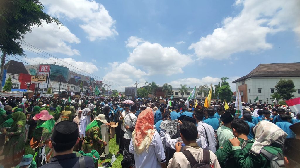 Tuntut Polisi Tangkap Otak Pelaku Pengeroyokan, 10.000 Santri Gelar Istighosah Di Halaman Mapolda DIY