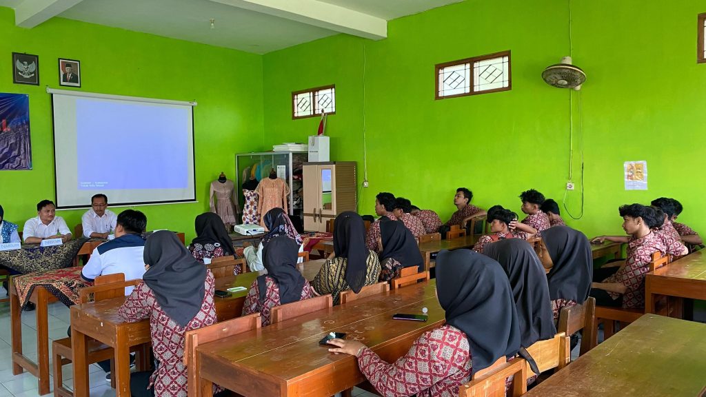 Workshop “Brand New Day: Melangkah Menuju Era Digital” Buka Wawasan Siswa SMK Ma’arif 1 Kretek tentang Branding di Era Digital