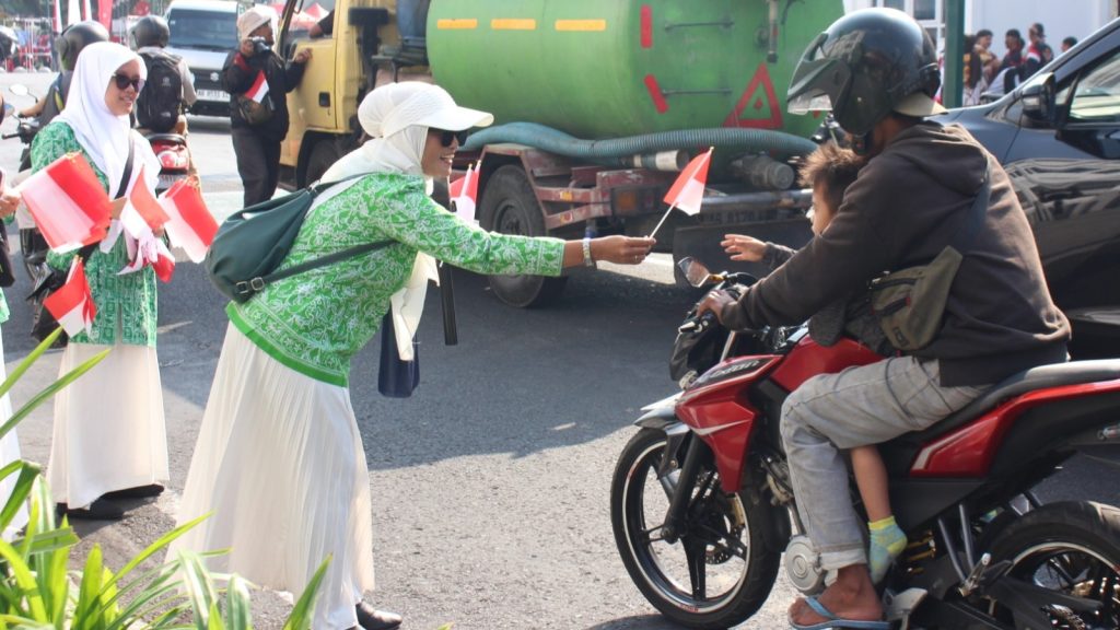 Fatayat NU Kota Yogyakarta Bagikan 1.500 Bendera Merah Putih di Titik Nol Kilometer