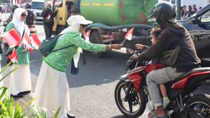 Fatayat NU Kota Yogyakarta Bagikan 1.500 Bendera Merah Putih di Titik Nol Kilometer